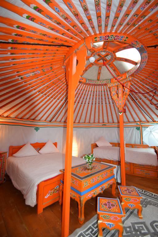 Yourte Nomade-Lodge Les Ecrennes Exterior photo